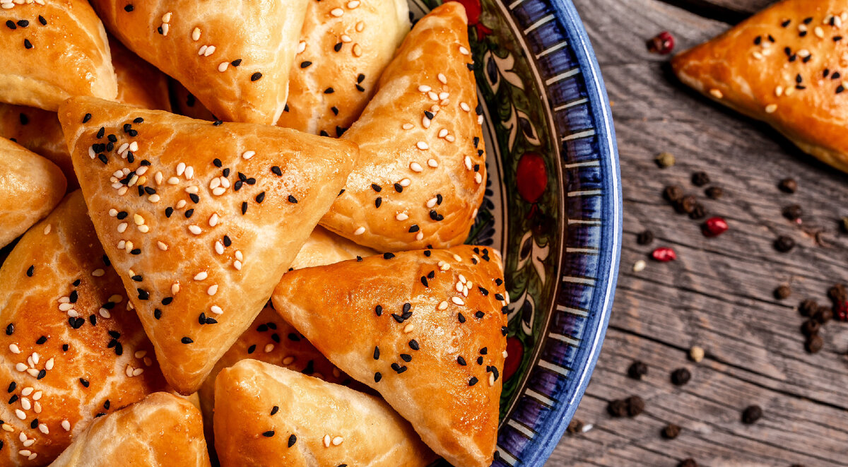 Самса с говядиной — треугольные пирожки из слоёного теста с начинкой из говядины и лука