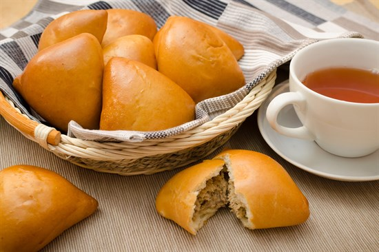 Пирожок печёный с мясом — пирожок с начинкой из говядины/свинины и лука