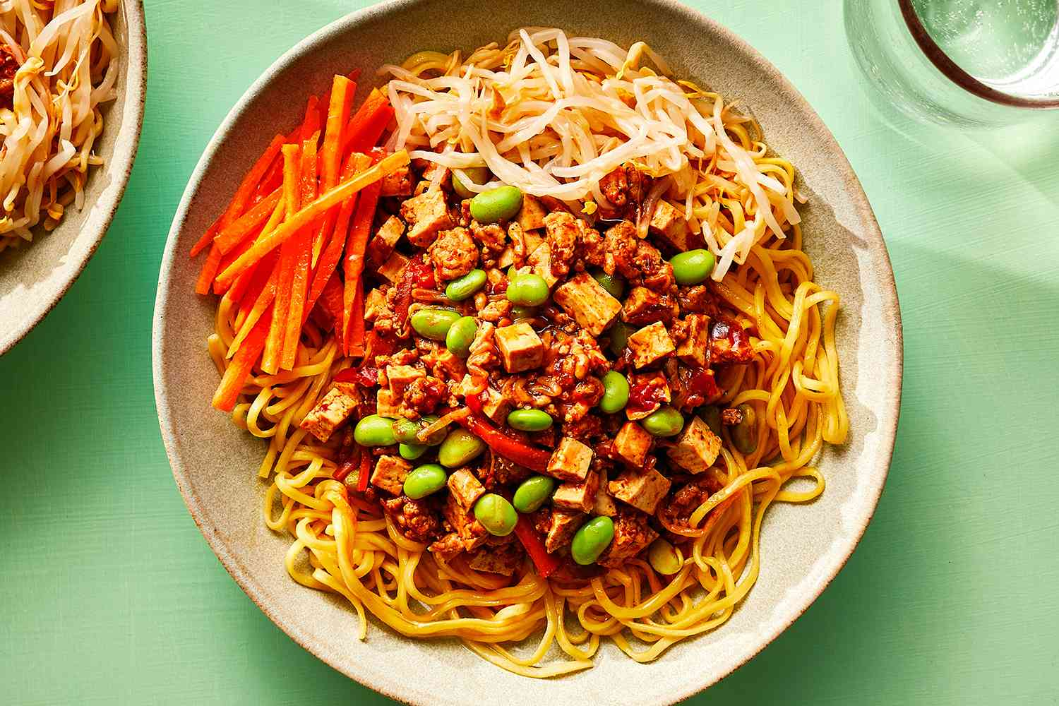 Чжацзянмянь — лапша с обжаренным фаршем в ферментированной соевой пасте