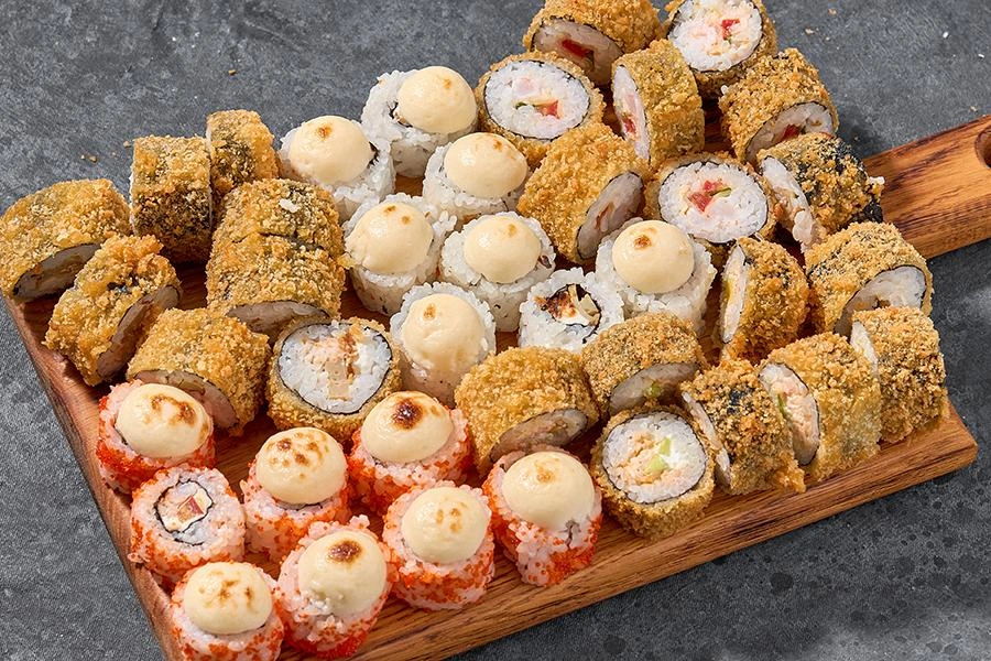 Лосось лайн — 32 ролла с лососем, авокадо и огурцом, роллы с лососем