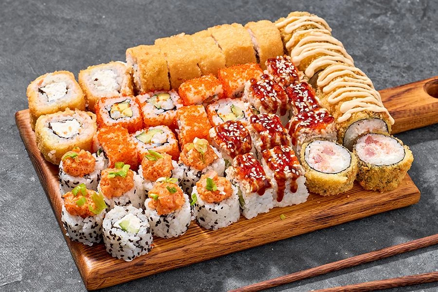 Калифорния ассорти — 32 ролла с крабом, креветкой и лососем, заказать роллы на дом в Дзержинске