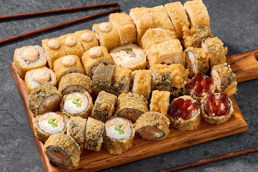 Дракон — 30 роллов с угрём, авокадо, огурцом, сливочным сыром и кунжутом, горячие роллы